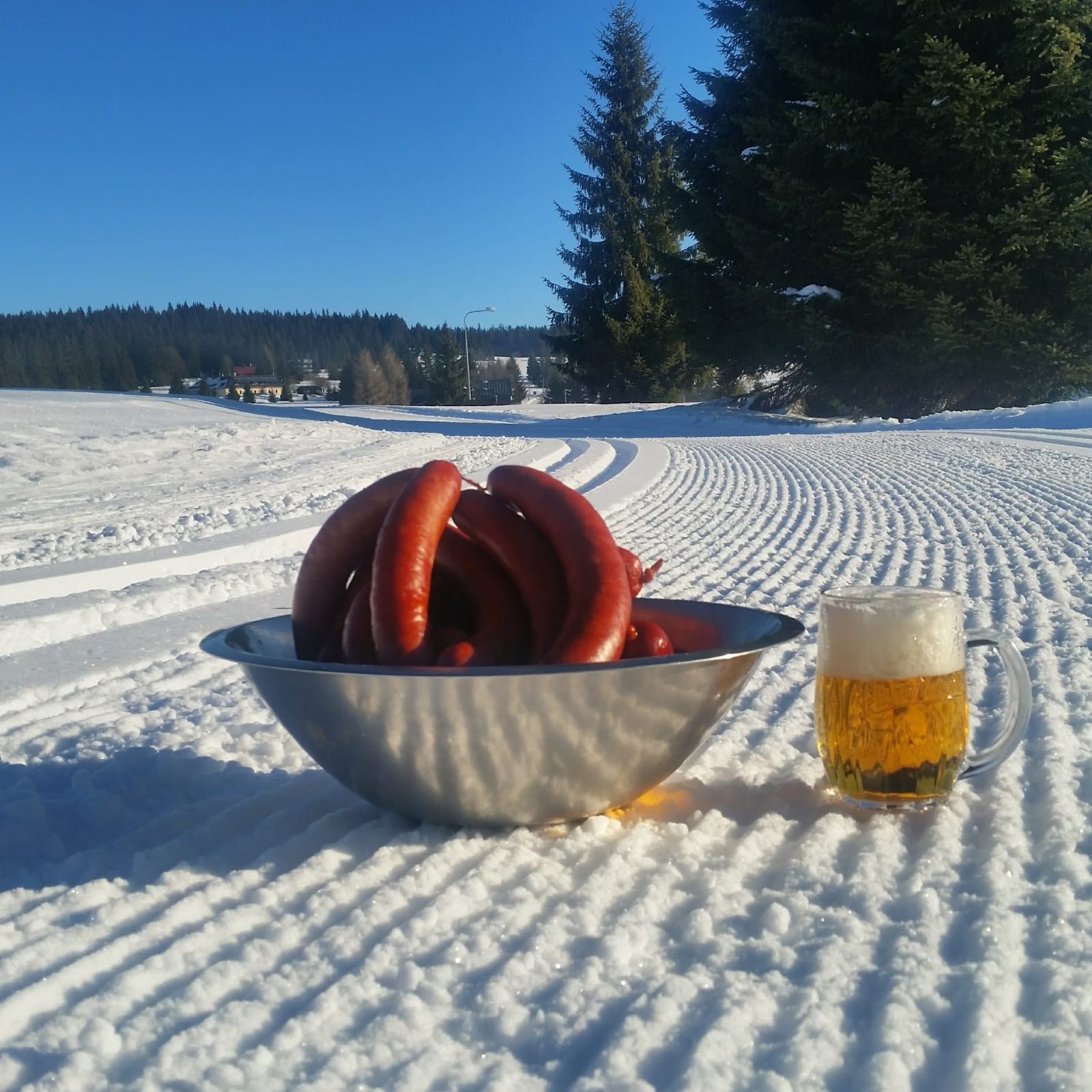 Klobásy a Gambrinus na sněhu u občerstvení U Dáši
